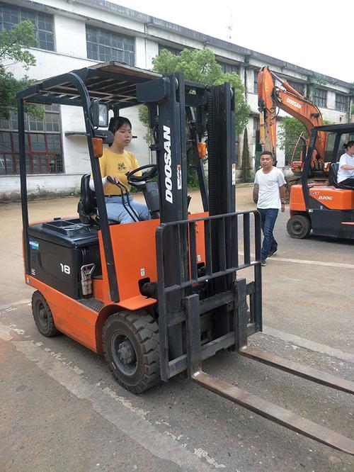 叉车专业培训学校 职业教育与咨询服务的价值探索